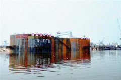 青山船厂建造世界最大钢围堰成功下水