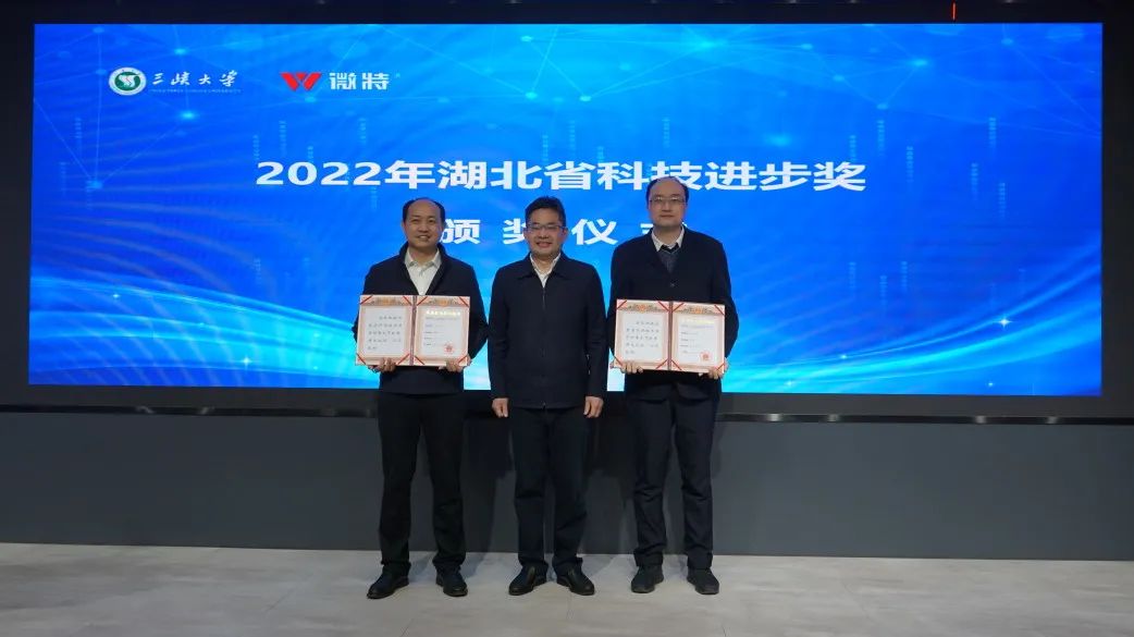 宜昌市科技局副局长谢超为公司颁发获奖证书